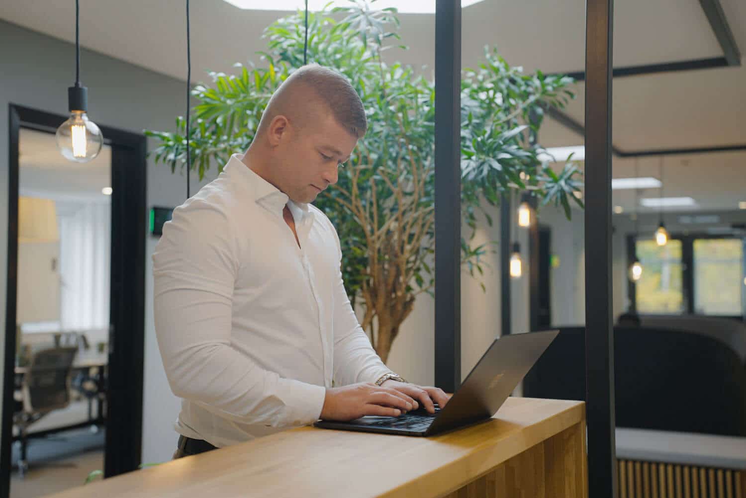 Arbejde ved computeren på Dansk Rekrutterings kontor